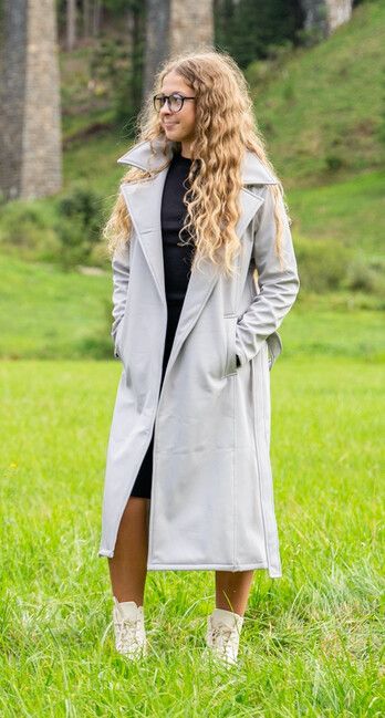 Trenchcoat teenager grey